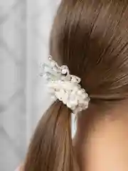 Серый меланж резинка для волос жемчуг с короной