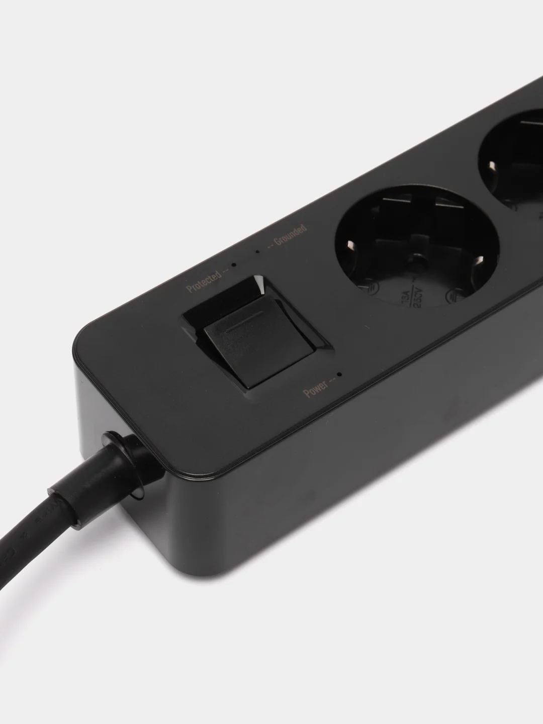 Черный сетевой фильтр Harper UCH-560, 3 метра, 5 розеток, 3 USB, 4000 Вт