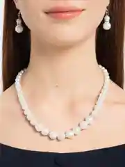 Белый комплект с жемчугом : жемчужные серьги и браслет