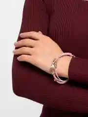 Розовый браслет женский