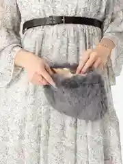 Тёмно-серый меховая сумка клатч на цепочке / плюшевая сумочка на плечо