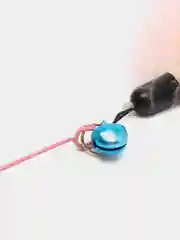 Игрушка удочка дразнилка с пером и колокольчиком для кошек