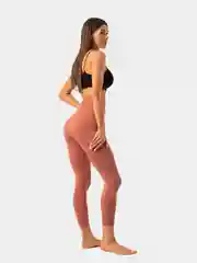 Коралловый спортивный женский костюм: легинсы и топ