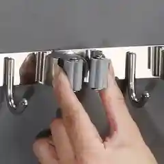 Серебряный держатель для швабры