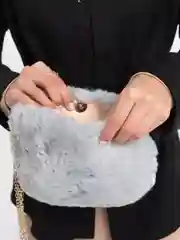 Серый меховая сумка клатч на цепочке / плюшевая сумочка на плечо