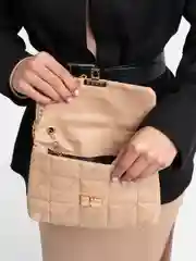 Бежевый женская сумка клатч на заклепке / сумка на цепочке