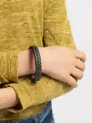 Белый плетеный браслет