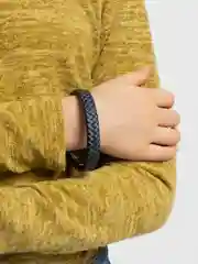 Синий плетеный браслет