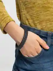 Синий плетеный браслет