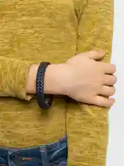 Синий плетеный браслет