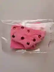 Алый брелок на ленточке