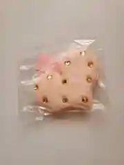 Алый брелок на ленточке