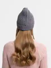 Серый шапка вязаная