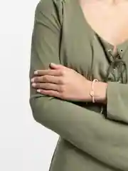 Прозрачный браслет, красная нить
