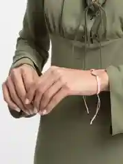 Прозрачный браслет, красная нить