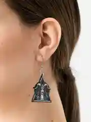 Серьги из акрила с изображением ведьмы с черными глазами и рогами