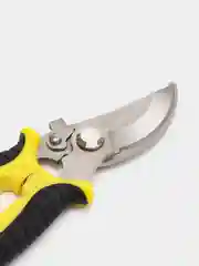 Желтый секатор садовый