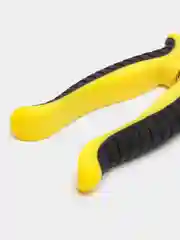 Желтый секатор садовый