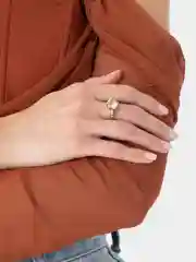 Лимонный кольцо с большим камнем