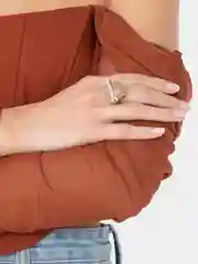 Бежевый кольцо с большим камнем