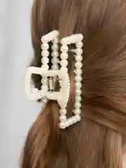 Серый меланж заколка-краб с жемчугом