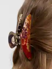 Угольный краб для волос