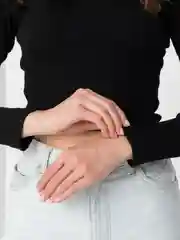 Черный топ с длинным рукавом