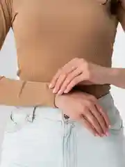 Бежевый топ с длинным рукавом