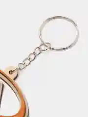 Брелок с логотипом авто, из дерева