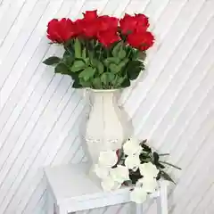 Белый искусственные розы, пионы и камелии