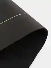 Черный коврик для ванной