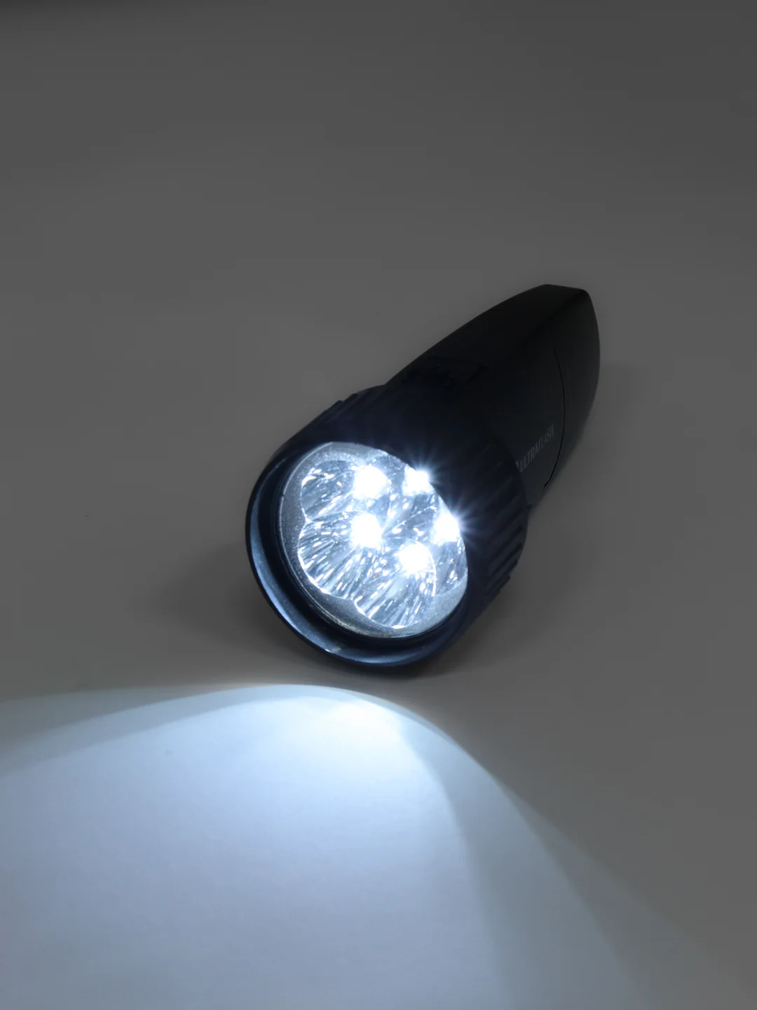Аккумуляторный фонарь, ручной, Ultraflash, до 30 м, 220 V