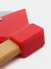 Красный нож для пиццы в виде топора