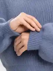Бежевый свитер укороченный с горлом