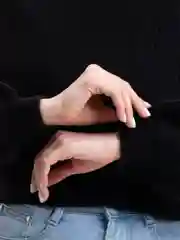 Черный свитер укороченный с горлом