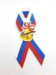 Красный брошь на последний звонок
