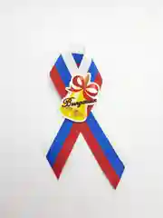 Красный брошь на последний звонок