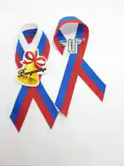 Красный брошь на последний звонок