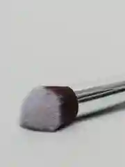 Белый кисть для макияжа лица