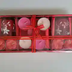 Алый набор свечей с подсвечниками