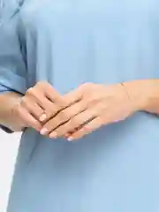 Белый браслет на резинке, со стразами