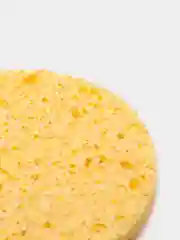 Желтый спонж для умывания, пористый