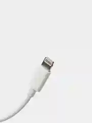 Белый переходник с разъема для наушников 3,5мм Jack на iPhone Apple Lightning