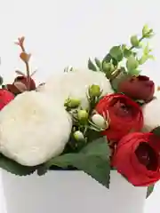 Белый искусственные цветы пионы, готовая композиция в кашпо