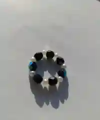 Черный кольцо из бусин и бисера