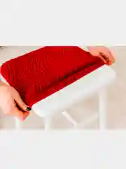 Багровый чехол на стул