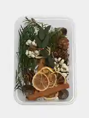 Оранжевый сухоцветы в контейнере