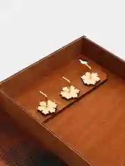 Бежевый ключница настенная
