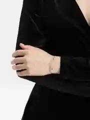 Белый браслет на руку