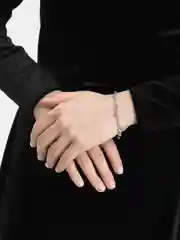 Бежевый браслет на руку